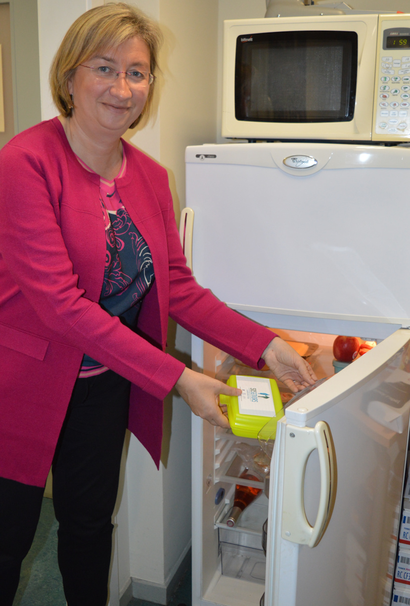 Sauver la vie des seniors avec une boîte dans le frigo Sauver la vie des seniors avec une boîte dans le frigo