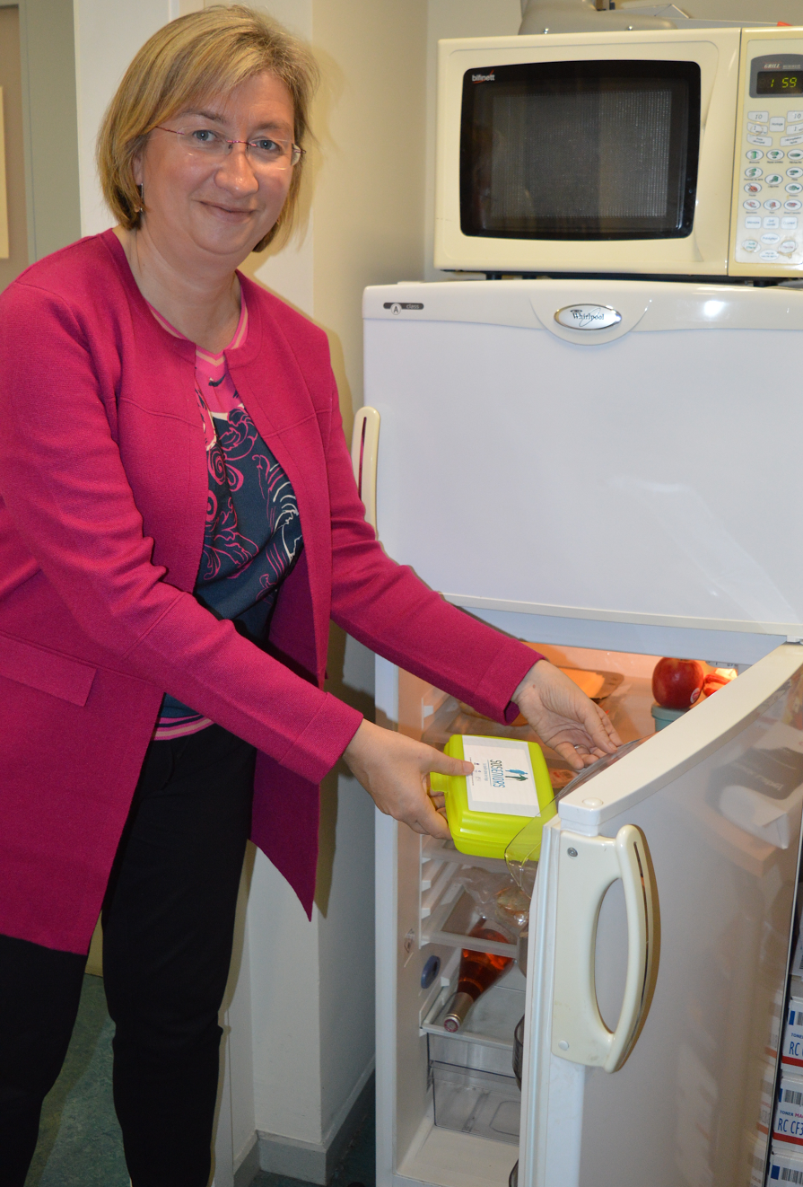 Sauver la vie des seniors avec une boîte dans le frigo