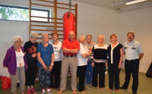 Les aînés font du self défense